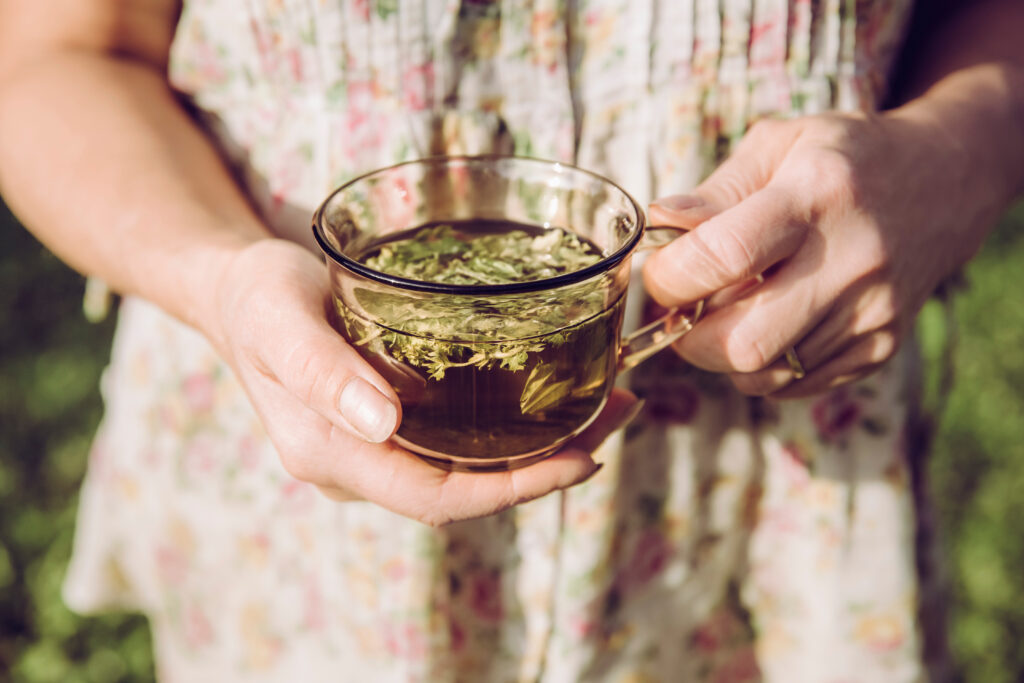 tasse de thé feuilles épimède tisane