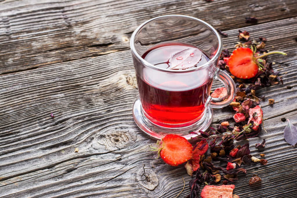 tisane fraisier tasse de thé feuille fruit